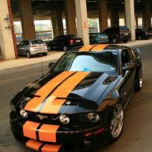 Şık Siyah ve Turuncu Mustang
