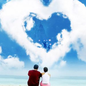 Romantik Kalp Bulutları Plajda