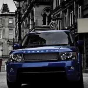 Şehir Ortamında Mavi SUV