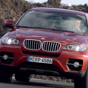 Kırmızı BMW X6 SUV