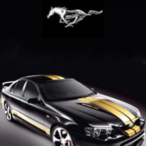Siyah Ford Mustang Şeritli