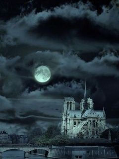 Ay Işığındaki Gotik Katedral - wallpaper preview