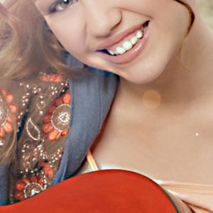Gitaralı Gülümseyen Kız