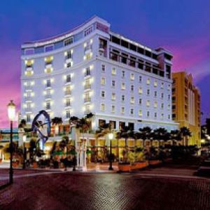 Güneş Batımında Şık Otel