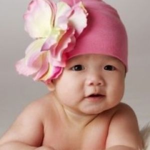 Çiçekli Şapka ile Sevimli Bebek