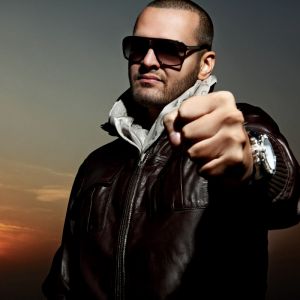 Güneş Batımında Şık Müzik Sanatçısı