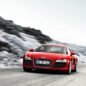 Karlı Yolda Kırmızı Audi R8