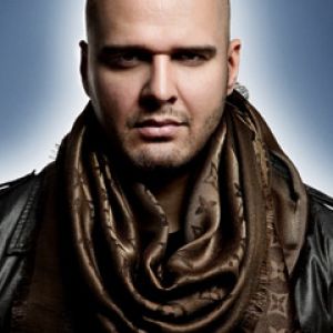 Şal Takmış Şık Adam