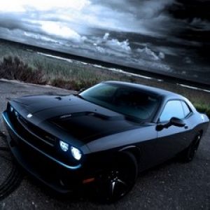 Siyah Dodge Challenger