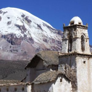 Tarihi Kilise ve Karla Kaplı Dağ