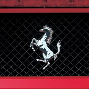 Kırmızı Arka Planda Ferrari Logosu