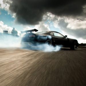Siyah Spor Araba Drift Yapıyor