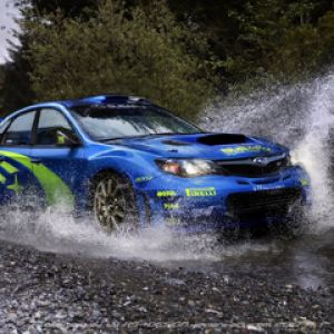 Mavi Ralli Aracı Su Sıçratıyor