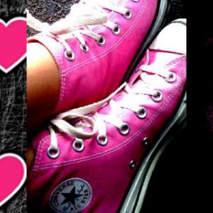 Pembe Converse ve Kalpler