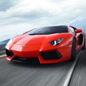 Kırmızı Lamborghini Aventador