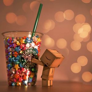 Renkli Yıldızlarla Starbucks Bardağı