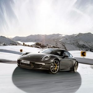 Porsche 911 karlı manzarada