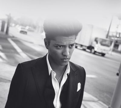 Bruno Mars Şık Portre - wallpaper preview