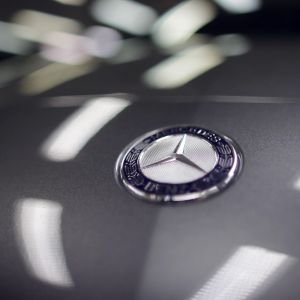 Mercedes-Benz Logosu Yakın Çekim