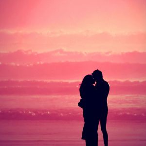 Romantik Güneş Batımı Öpücüğü