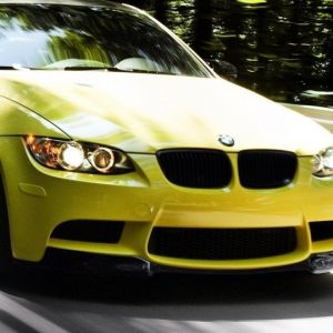 Sarı BMW M3 Hareket Halinde