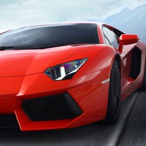 Kırmızı Lamborghini Aventador