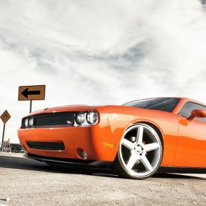 Turuncu Dodge Challenger