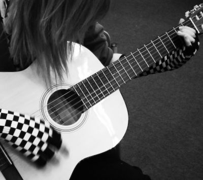Gitar Çalan Kız
