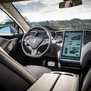 Tesla İç Mekan